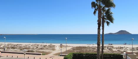 Una playa cerca