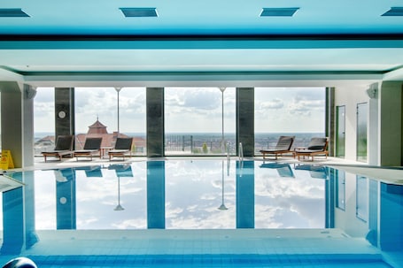 Una piscina techada, una piscina al aire libre