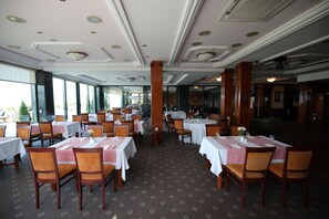 Breakfast, lunch and dinner served - Hotel Villa Breg (Vrsac)