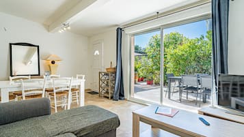 Apartamento superior, 2 habitaciones (Magnolia) | Zona de estar | Televisión de pantalla plana de 102 cm con canales digitales