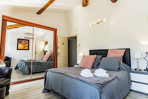 Habitación doble superior (Lauriers roses) | Sistema de insonorización y tabla de planchar con plancha