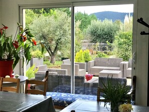 Se ofrece un desayuno continental (16 EUR por persona)