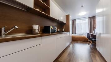 Kühlschrank, Mikrowelle, Herdplatte, Wasserkocher