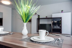 Jääkaappi, mikroaaltouuni, liesi, vedenkeitin