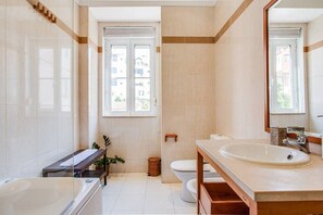 Combinació de dutxa i banyera, assecador de cabells, bidet i tovalloles