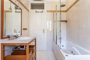 Ensemble douche/baignoire, sĂšche-cheveux, bidet, serviettes fournies