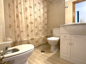 Bathtub, hair dryer, towels - Front line two bedroom with stunning views (La Manga del Mar Menor)