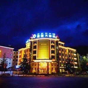 Front of property - evening/night - Yuxi Hotel (Nyingtri)