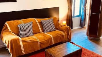 Comfort Room, Garden View | Living area