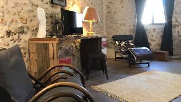 Classic Double Room, City View | Living area