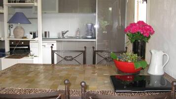 Coffee/tea maker, fridge, oven, stovetop