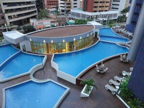 Une piscine sur le toit, divisée en plusieurs zones, et un espace de détente fermé par des baies vitrées.