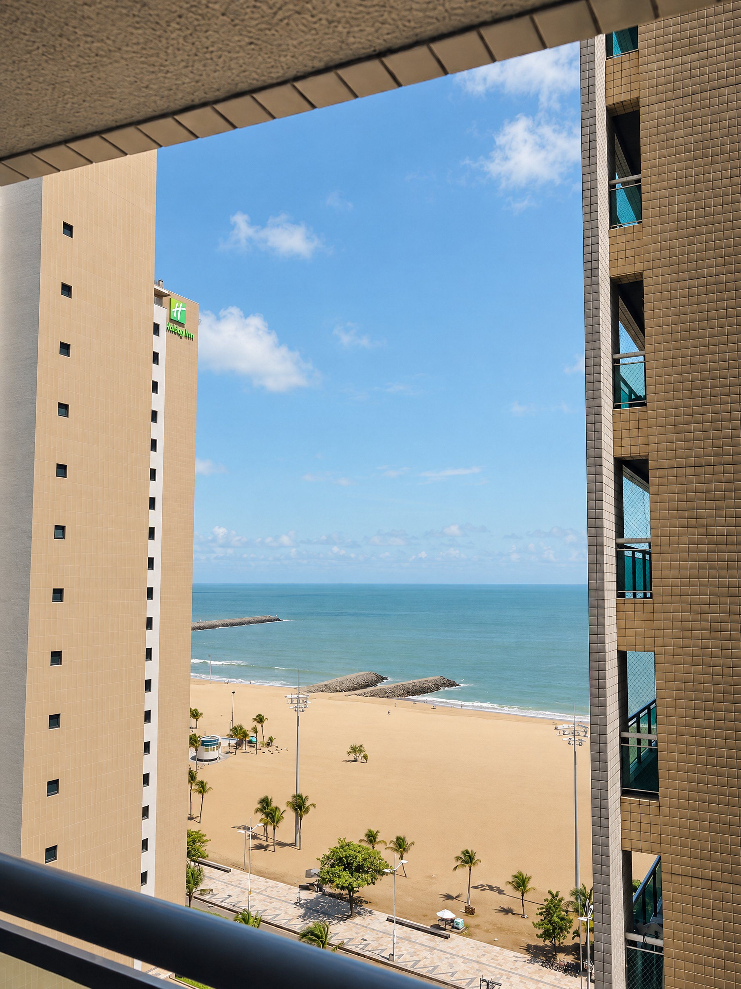 Ein Hochhaus-Hotel mit Blick auf Strand und Meer.