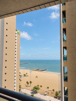 Un hôtel de grande hauteur offrant une vue sur une plage et l’océan.