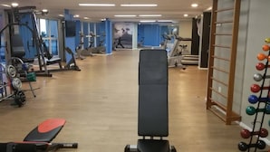 A gym with various exercise equipment, including treadmills, stationary bikes, and weight machines. - Beach Class Fortaleza Praia de Iracema (Fortaleza)