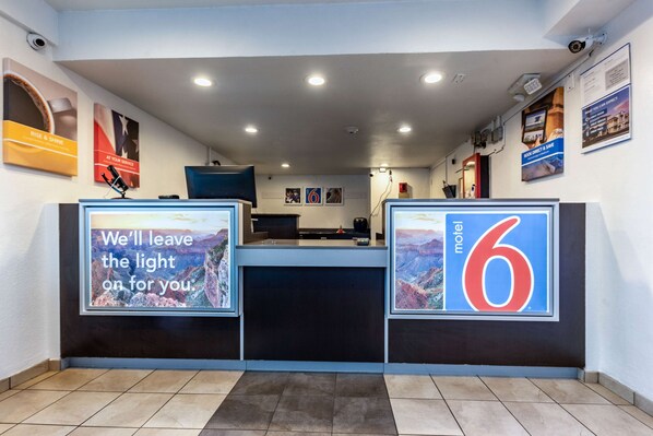 Lobby - Motel 6 North Richland Hills, TX (North Richland Hills)