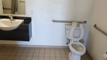 Combined shower/bathtub, towels