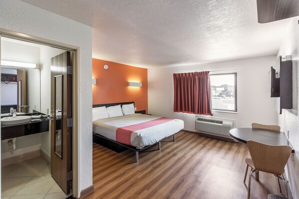 Chambre Deluxe, 1 très grand lit, non-fumeur, réfrigérateur et four à micro-ondes | Salle de bain