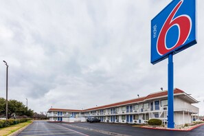 Property entrance - Motel 6 North Richland Hills, TX (North Richland Hills)
