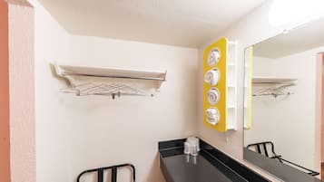 Badkamer met wastafel