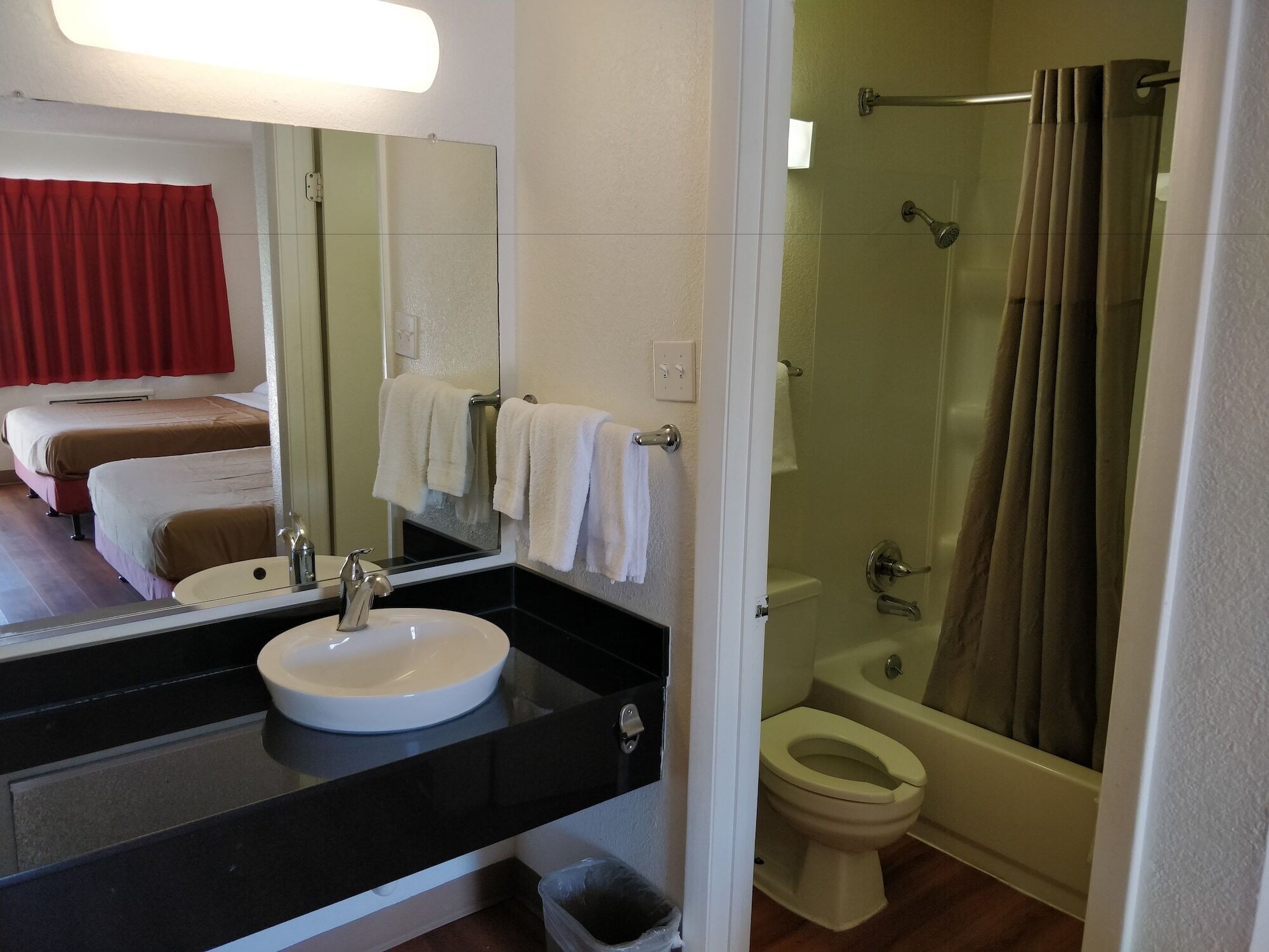 Ein Badezimmer mit Waschbecken, Spiegel und Dusche.
