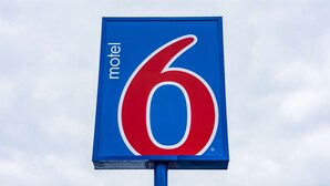Ein Schild eines Motels mit der Nummer 6 und dem Wort 'motel'.