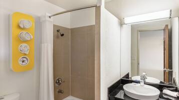 Deluxe Room, 1 King Bed, Accessible, Non Smoking | Bathroom | Combined shower/tub, towels