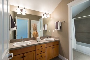 Deluxe városi lakás, 3 hálószobával, konyha | Fürdőszoba | Zuhanyzó/kád kombinációja, hidromasszázskád, hajszárító és törölközők