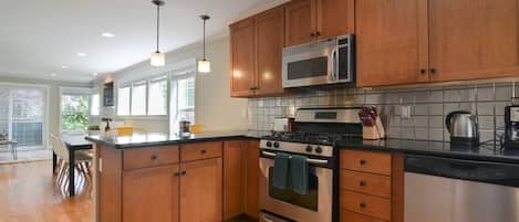 Deluxe Townhome, 3 Bedrooms, Kitchen | Private kitchen | Fridge, microwave, oven, stovetop
