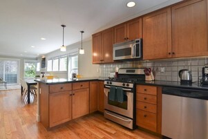 Deluxe városi lakás, 3 hálószobával, konyha | Privát konyha | Hűtőszekrény, mikrohullámú sütő, sütő és főzőlap