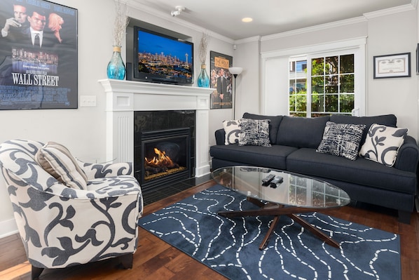 Deluxe Townhome, 3 Bedrooms, Kitchen | Living area - Seattle Vacation Home: Berlin Wall (Seattle)