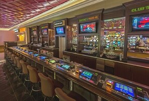 4 bars/lounges