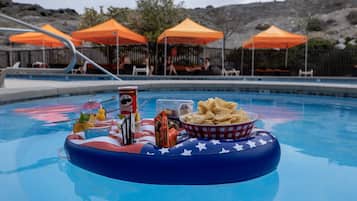 Una piscina al aire libre de temporada, camas de piscina gratis