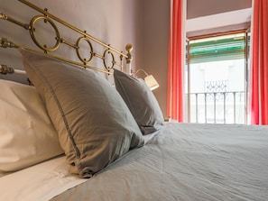 2 bedrooms, iron/ironing board, internet, bed sheets