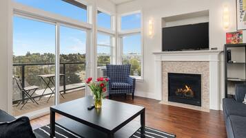 Maison mitoyenne Deluxe, 3 chambres, cuisine | Coin séjour | Télévision à écran plat de 50 pouces avec chaînes par satellite