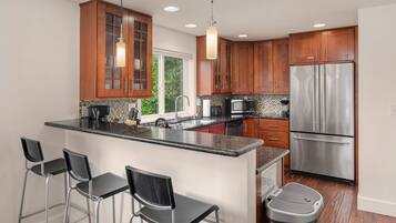 Maison mitoyenne Deluxe, 3 chambres, cuisine | Cuisine privée | Grand réfrigérateur, micro-ondes, four, plaque de cuisson