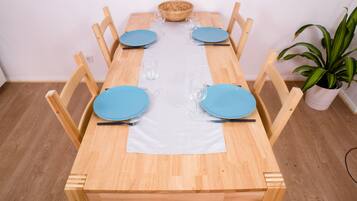 Business Loft, 1 Queen Bed with Sofa bed, Kitchen | In-room dining