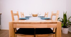 In-room dining - Bed'n'Work Apartment Friedrichshain (Berlin)