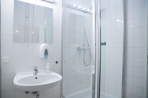 Business Loft, 1 Queen Bed with Sofa bed, Kitchen, Garden Area | Bathroom shower - Bed'n'Work Apartment Friedrichshain (Berlin)