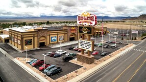 Un hôtel-casino Red Garrett, avec un parking, un panneau indicateur et un paysage montagneux en arrière-plan.