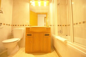 Bathtub, hair dryer, towels