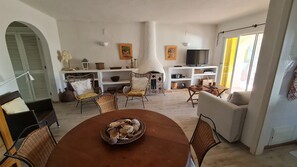 TV, fireplace