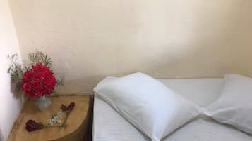 Departamento básico | Minibar, tabla de planchar con plancha y ropa de cama