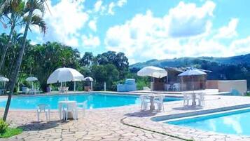 2 piscine all'aperto