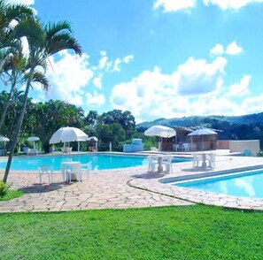 2 piscinas al aire libre
