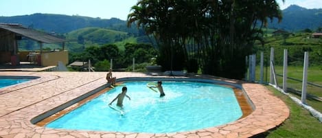 2 albercas al aire libre