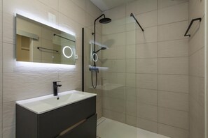 Dusch, hårtork och handdukar