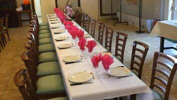 Tägliches Frühstück mit Selbstbedienung (8 EUR pro Person)