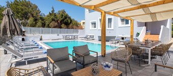 Villa Bella, 5 bedrooms with Private Pool, Hot Tub, Games Room near to beach