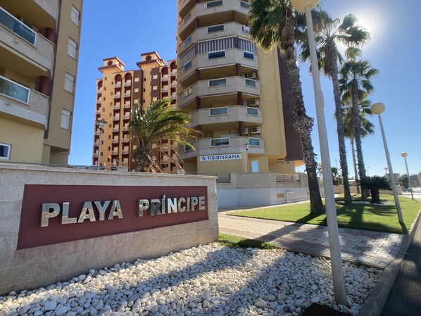 Playa Princesa -nimikyltti, taustalla rakennus.